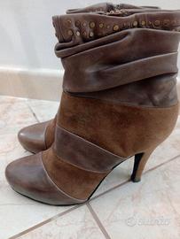 Stivaletti bicol.,  borchiette dorate, tacco 10 cm