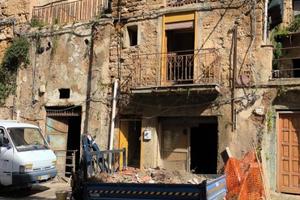 Intero stabile con magazzino artigianale