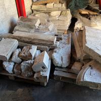 Portali, stipiti e pietre e lastre antiche