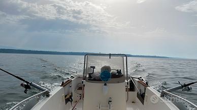 Barca open CAD Marine 18 pronto in banchina