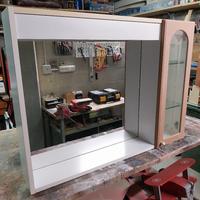 mobile da bagno con specchio e vetro lavorato