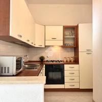 Cucina ad angolo con elettrodomestici