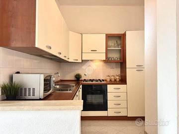 Cucina ad angolo con elettrodomestici