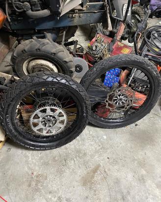 Cerchioni con gomme semitassellate per hm