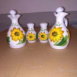 Set da tavola con Girasoli. Dipinto a mano