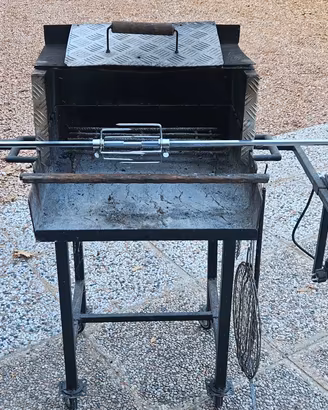 barbecue artigianale con girarrosto 