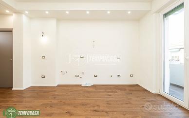 3 LOCALI CON BALCONATA RISTRUTTURATO A NUOVO E MAI