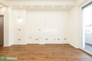 3 LOCALI CON BALCONATA RISTRUTTURATO A NUOVO E MAI