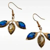 Orecchini pendenti a forma di foglia con strass