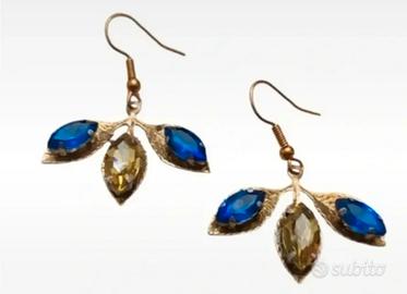 Orecchini pendenti a forma di foglia con strass