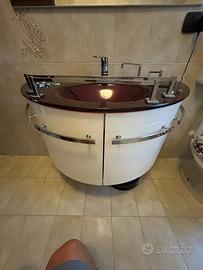 Mobile bagno completo di rubinetto e specchiera