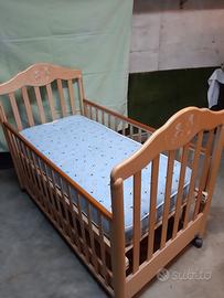 lettino in legno con ruote 