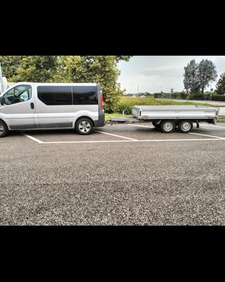 Renault Trafic con carrello insieme 