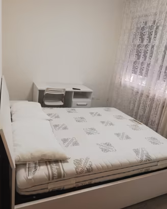 Camera da letto ristrutturata (spese incluse)