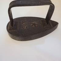 ferro da stiro in metallo pieno antico