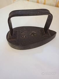 ferro da stiro in metallo pieno antico