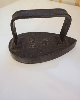 ferro da stiro in metallo pieno antico