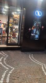 Leggi bene locale intero di attrezz e merce