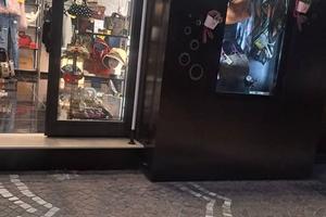 Leggi bene locale intero di attrezz e merce