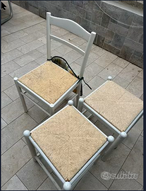 Tavolo allungabile con 3 sedie marmorizzato.