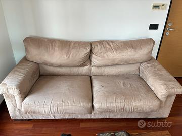 Divano tavolo e sedie