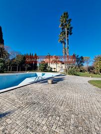Villa con piscina - campo da tennis e calcetto