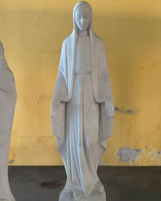 Statua in marmo bianco di Carrara.