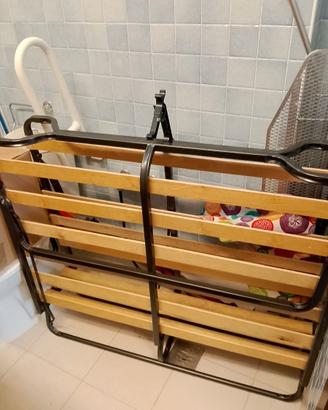 Letto nuovo una piazza e mezza con doghe in legno.