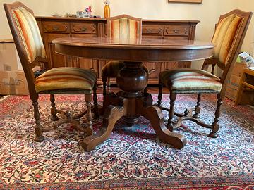 Tavolo e sedie in legno massiccio vintage