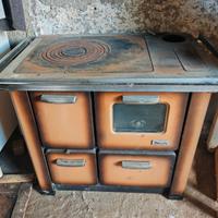 Stufa a legna antica con forno