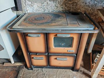 Stufa a legna antica con forno