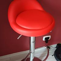 Sgabello rosso moderno