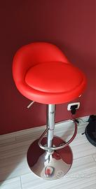 Sgabello rosso moderno