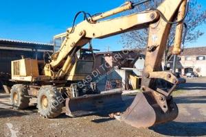 Escavatore rotante gommato vecchio per uso privato