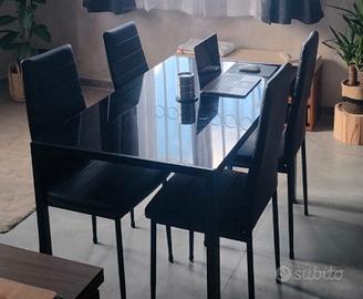 Tavolo in vetro con quattro sedie