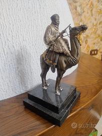 Statua in bronzo Tuareg base marmo