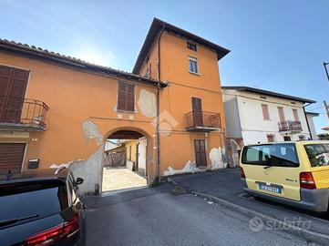CASA SEMINDIPENDENTE A CALOLZIOCORTE