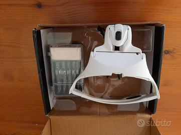 acchiali con lenti di ingrandimento.