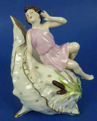Ceramica policroma con conchiglia