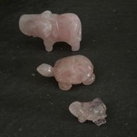 3 piccole statuette in quarzo rosa