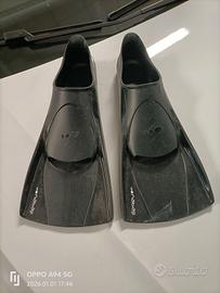 pinne nuoto piscina Nabaiji. 