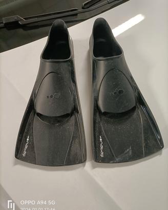 pinne nuoto piscina Nabaiji. 