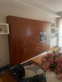 Cucina usata completa di tavoli e sedie.Sacavolini