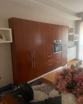 Cucina usata completa di tavoli e sedie.Sacavolini