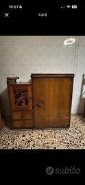 Mobile in legno con macchina da cucire