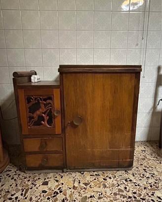 Mobile in legno con macchina da cucire