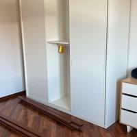 armadio scorrevole in laminato bianco