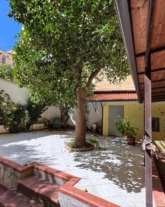 MATERDEI stanza matrimoniale con giardino