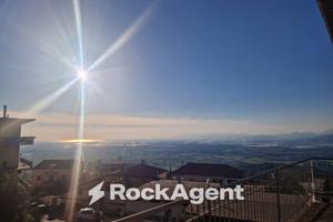 Villa di 150 m² con 5 locali e box auto a Altavill