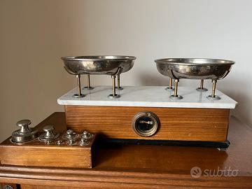 Antica bilancia a due piatti